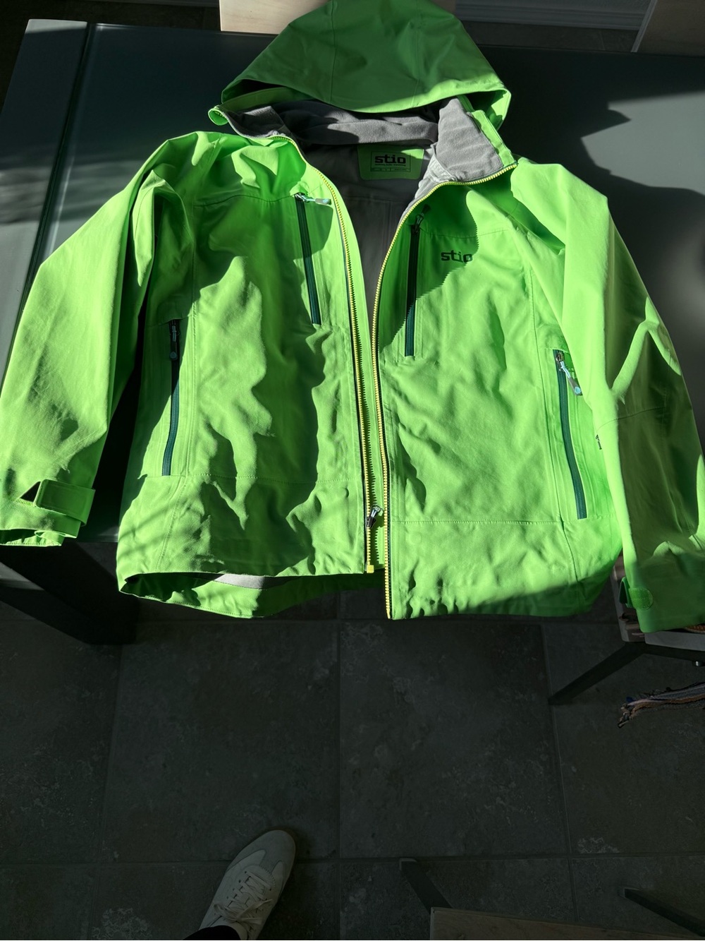 Stio Men's Bright Green Logo-Trim Shell